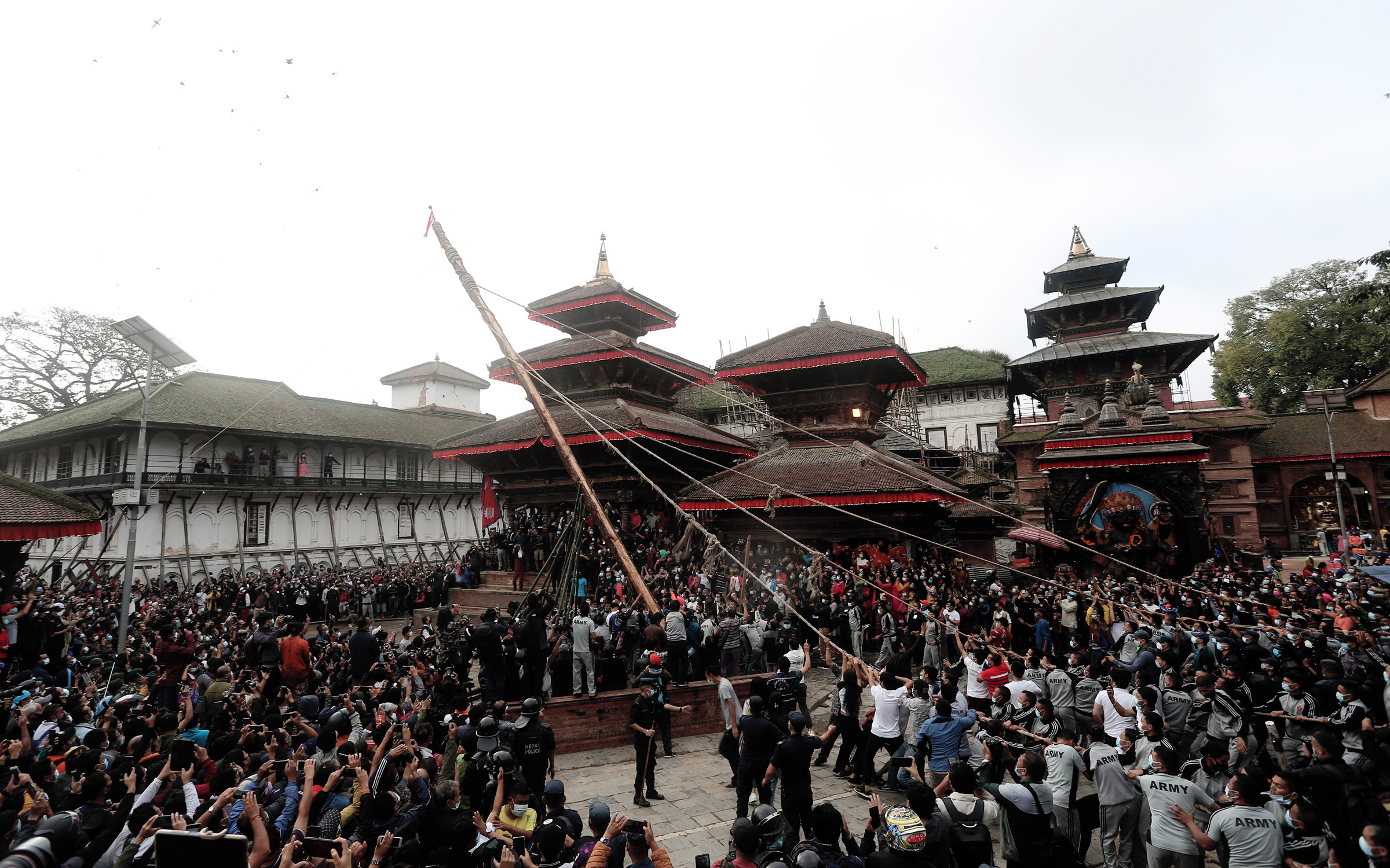 हनुमानढोका दरबार क्षेत्रमा इन्द्रध्वजोत्थान, देवी नाच शुरु