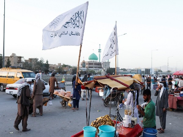 Rising unemployment in Afghanistan, people forced to sell goods on streets