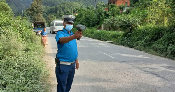 तीव्रगतिमा सवारी चलाउनेलाई कारबाही