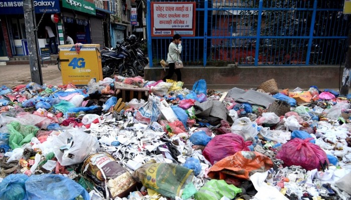 अझै उठ्न सकेन काठमाडौँका मुख्य मुख्य चोकका फोहर