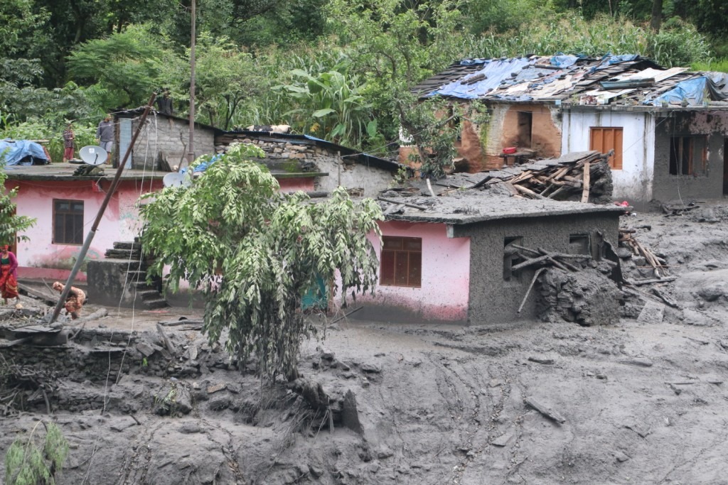 बाढीपीडित भन्छन्– ‘पाल टाँग्ने जमिन छैन, तुइन काटिएपछि खाद्यान्न अभाव भयो’