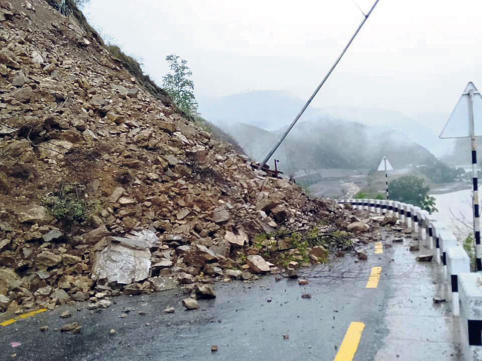 पहिरोले मध्यपहाडी राजमार्ग अवरूद्ध
