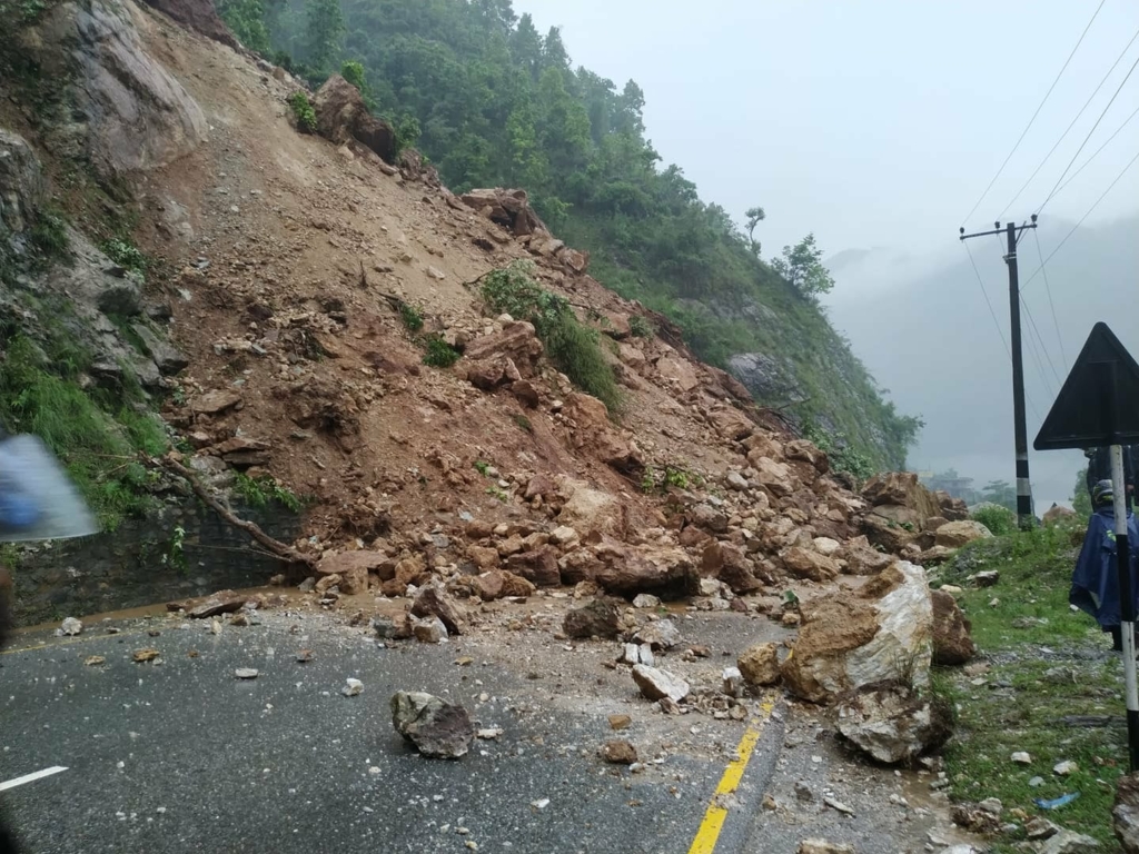 सुक्खा पहिराले पृथ्वीराजमार्ग अवरुद्ध