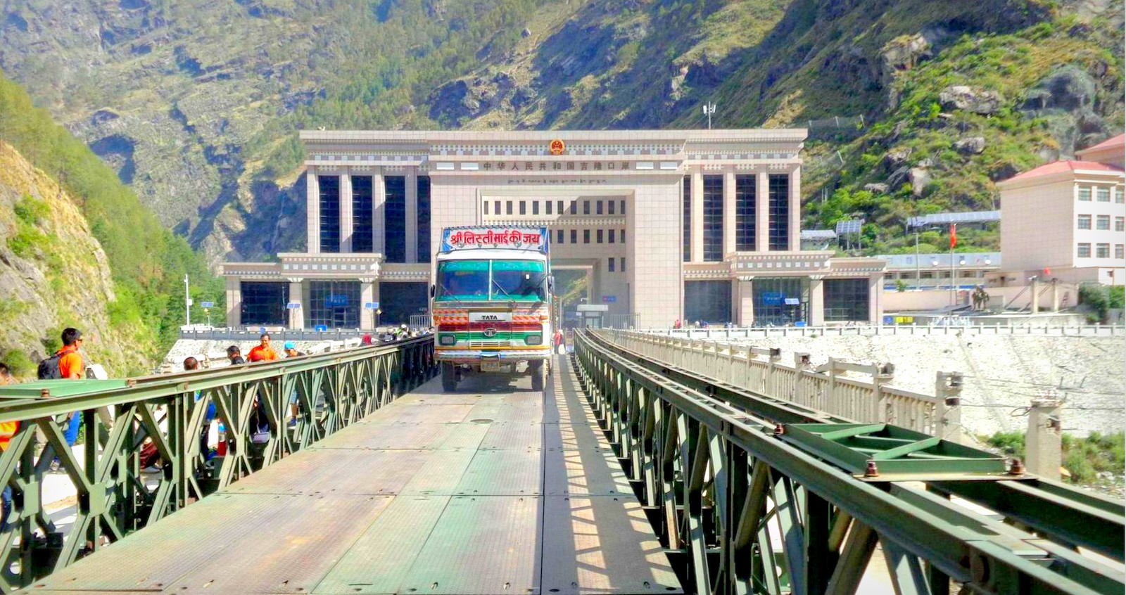 रसुवागढी नाकाबाट ३६ कन्टेनर स्याउ नेपाल भित्रियो