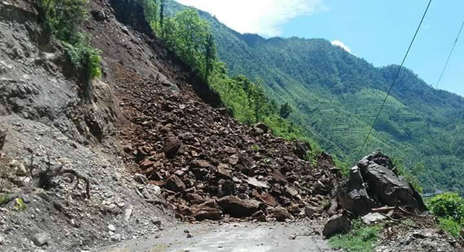 पहिरोले अवरुद्ध दिक्तेल–काठमाडौँ सडक सञ्चालनमा