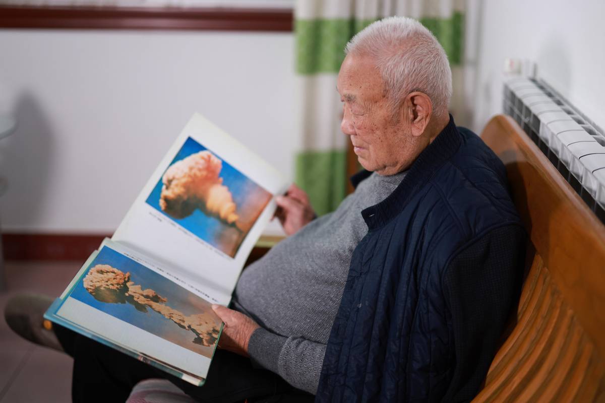 91-yr-old Chinese scientist relishes online shopping spree