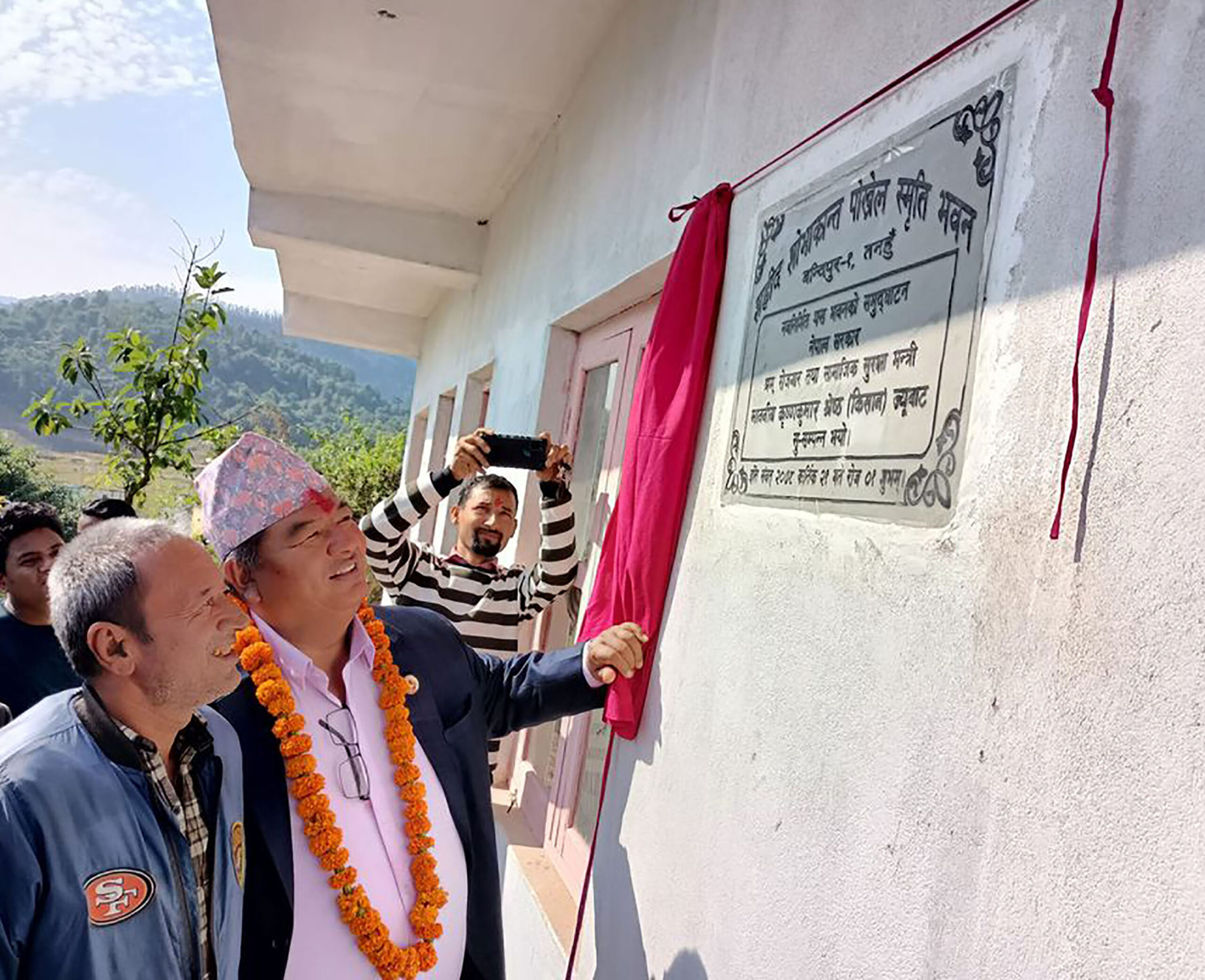 सहिदको स्मृतिमा भवन निर्माण, मन्त्री श्रेष्ठद्वारा उद्घाटन
