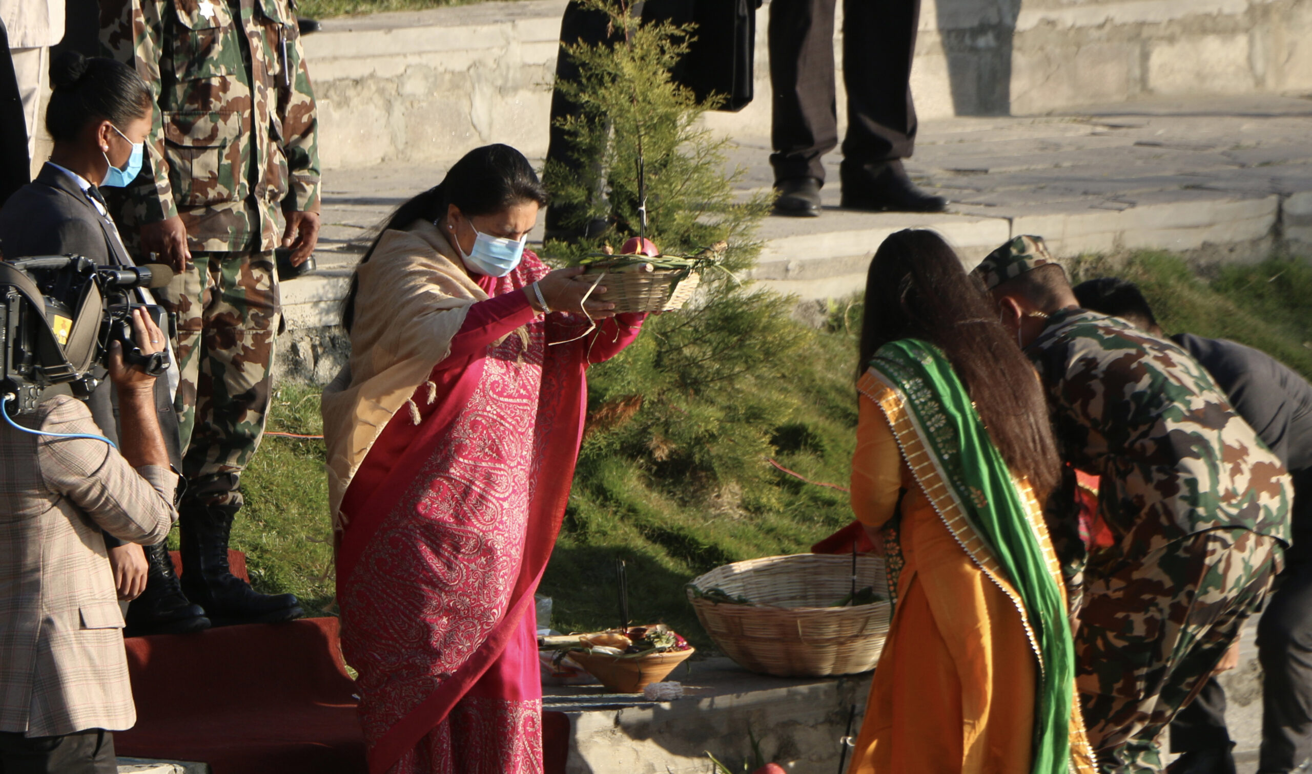 राष्ट्रपतिद्वारा सूर्यलाई अघ्र्य दिएर कमलपोखरीमा छठ पूजा