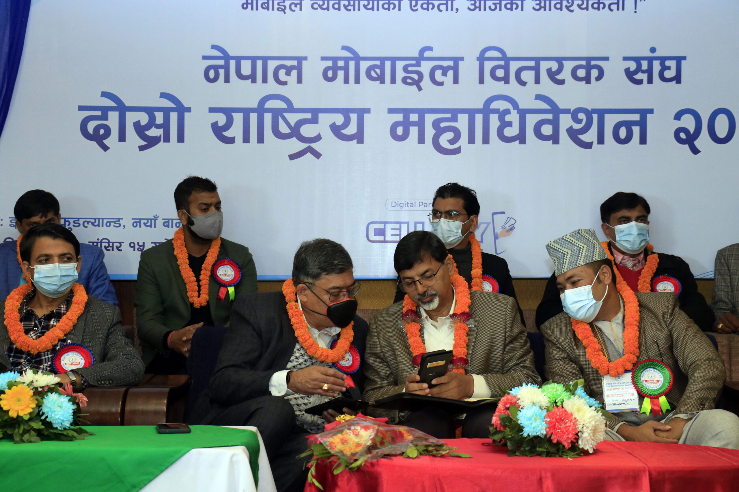स्वदेशमै मोबाइल उत्पादनमा जोड दिन अर्थमन्त्री शर्माको आग्रह