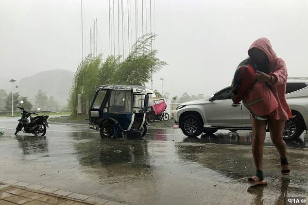 Thousands flee homes as super typhoon lashes Philippines