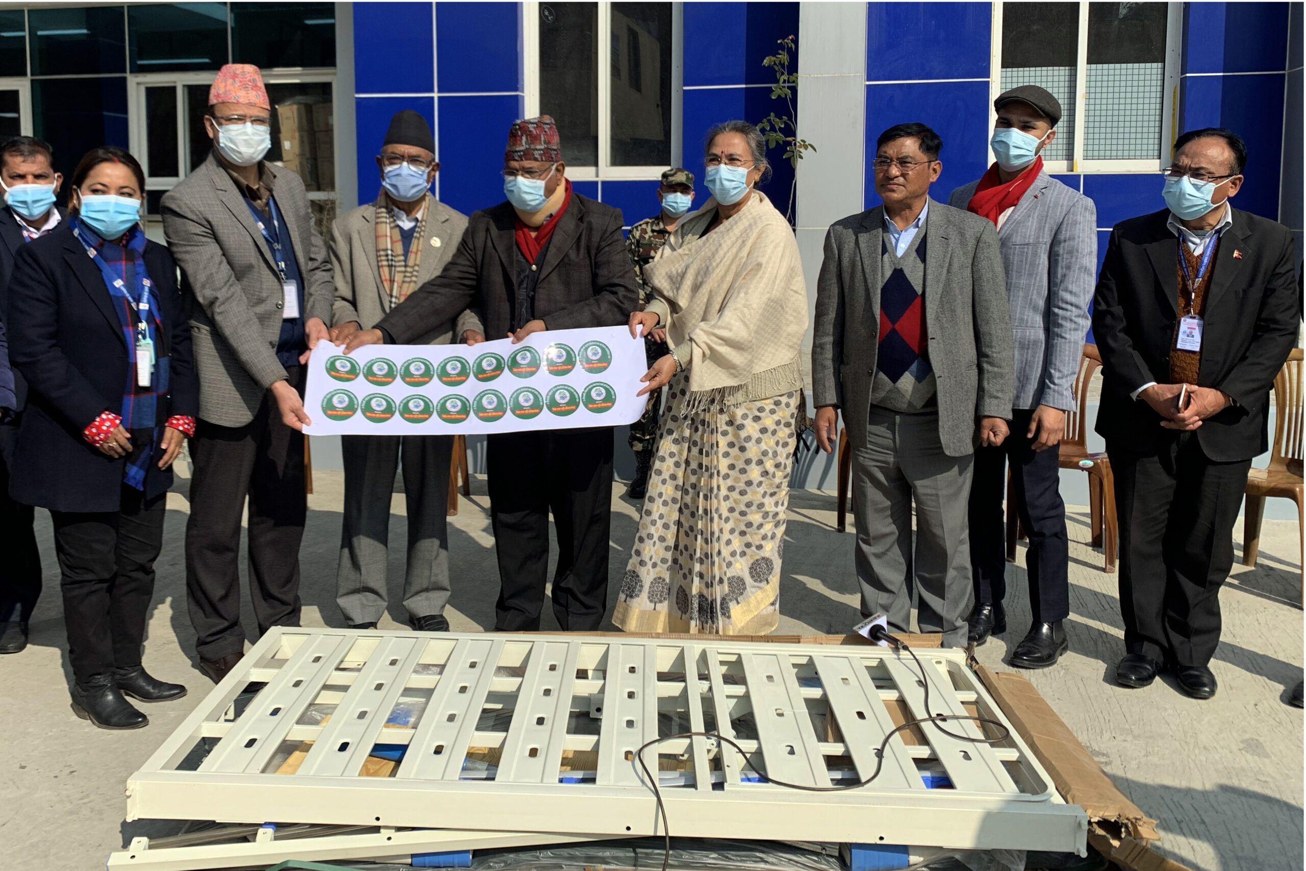 मन्त्री श्रेष्ठद्वारा वीर र प्रहरी अस्पतालमा स्वास्थ्य सामग्री हस्तान्तरण