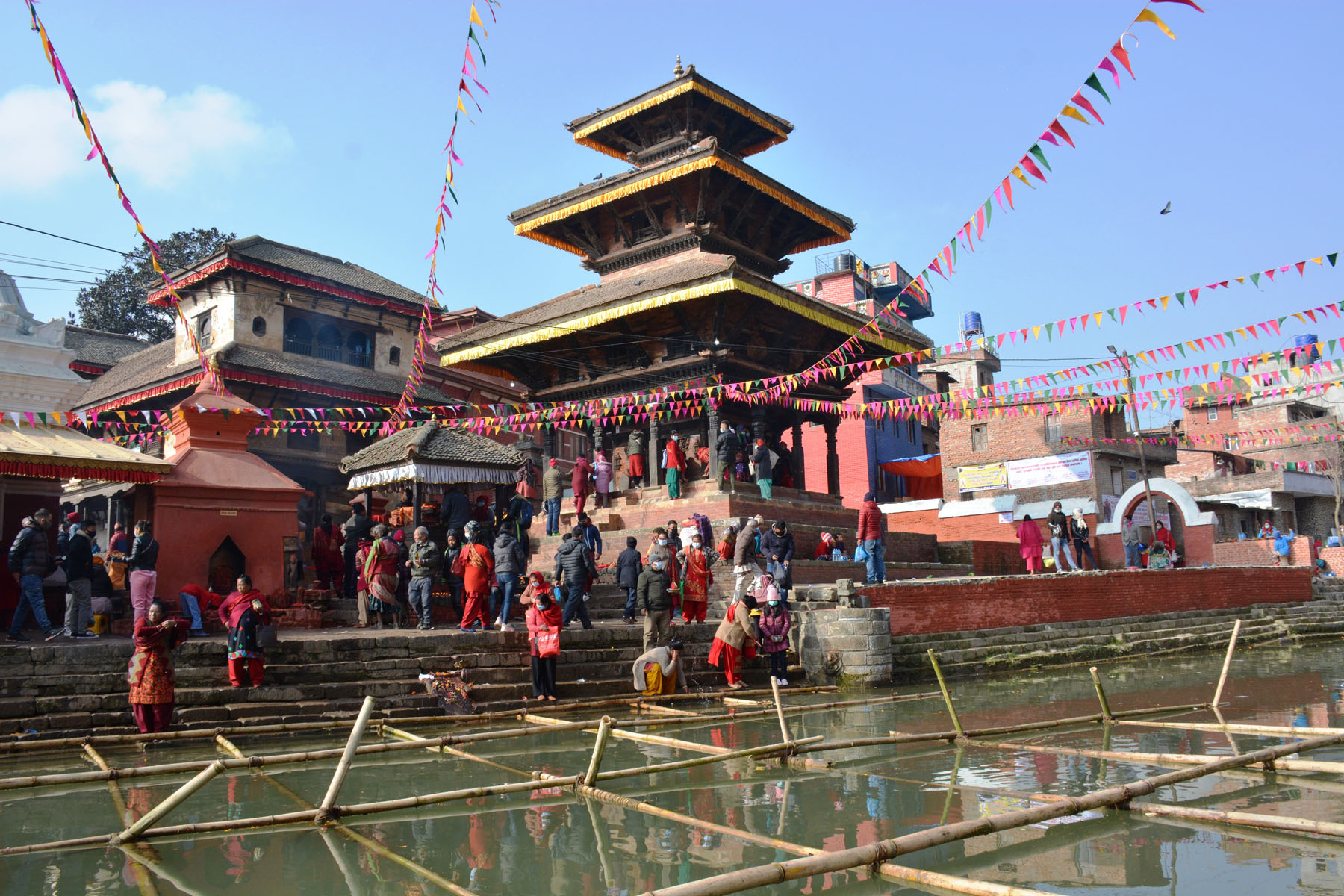 मकर मेला स्नानमा बढ्न थाल्यो दर्शनार्थीको घुइँचो