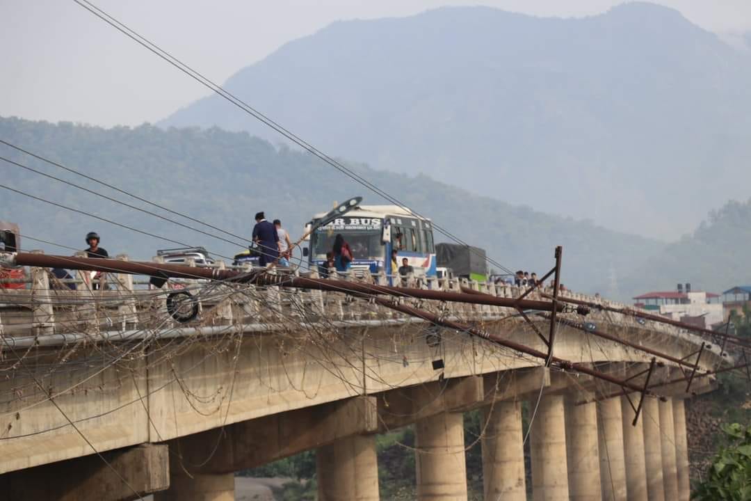 हावाहुरीले १४० विद्युत् पोलमा क्षति