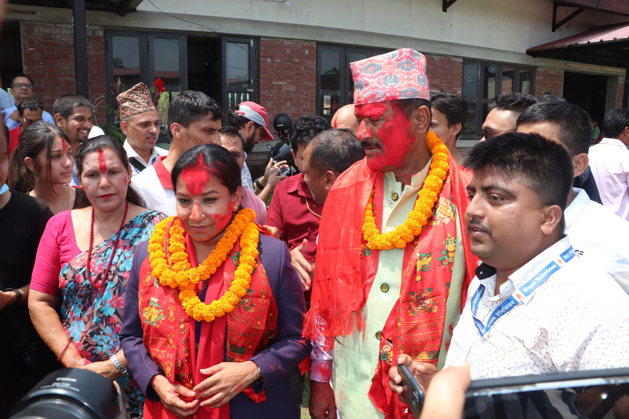 गाडी दुर्घटना हुँदा भरतपुरमहानगर प्रमुख रेनु दाहाल घाइते