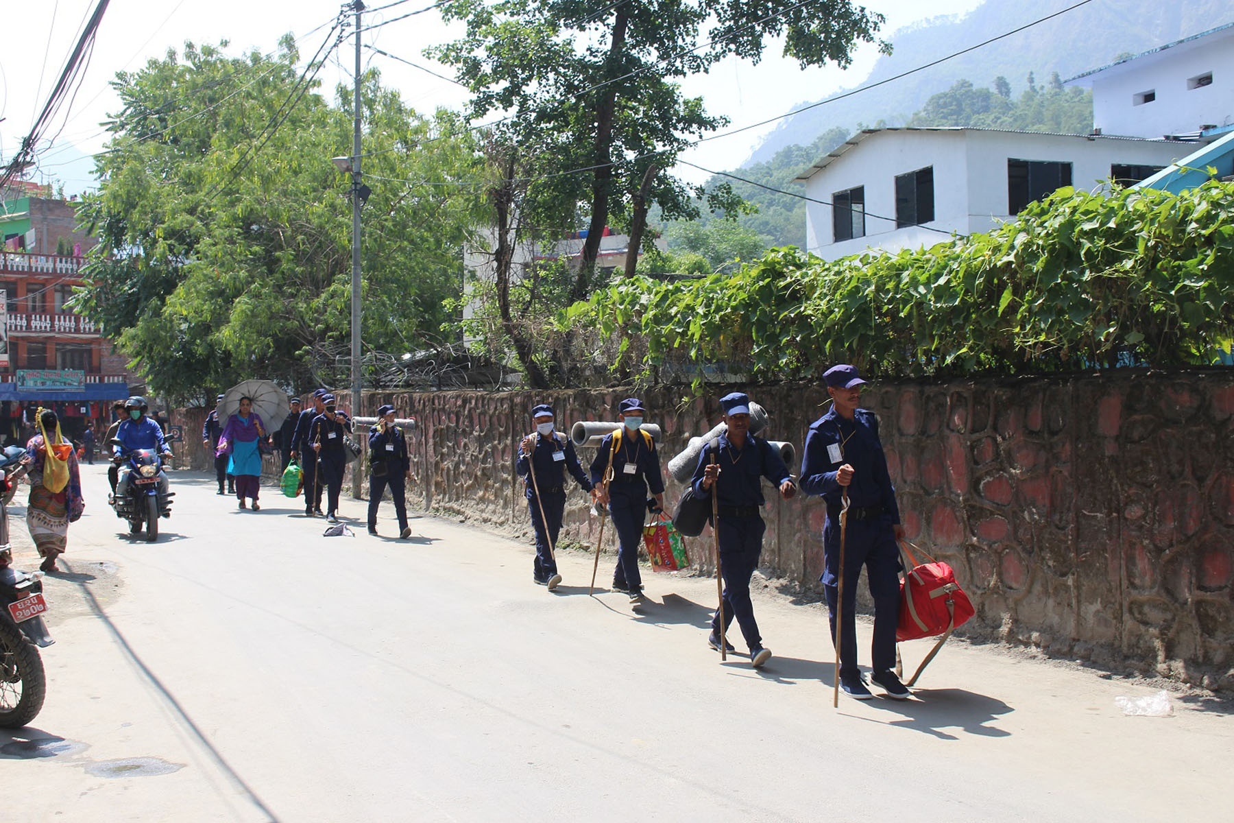 मतदान केन्द्र पुग्दै कर्मचारी र सुरक्षाकर्मी