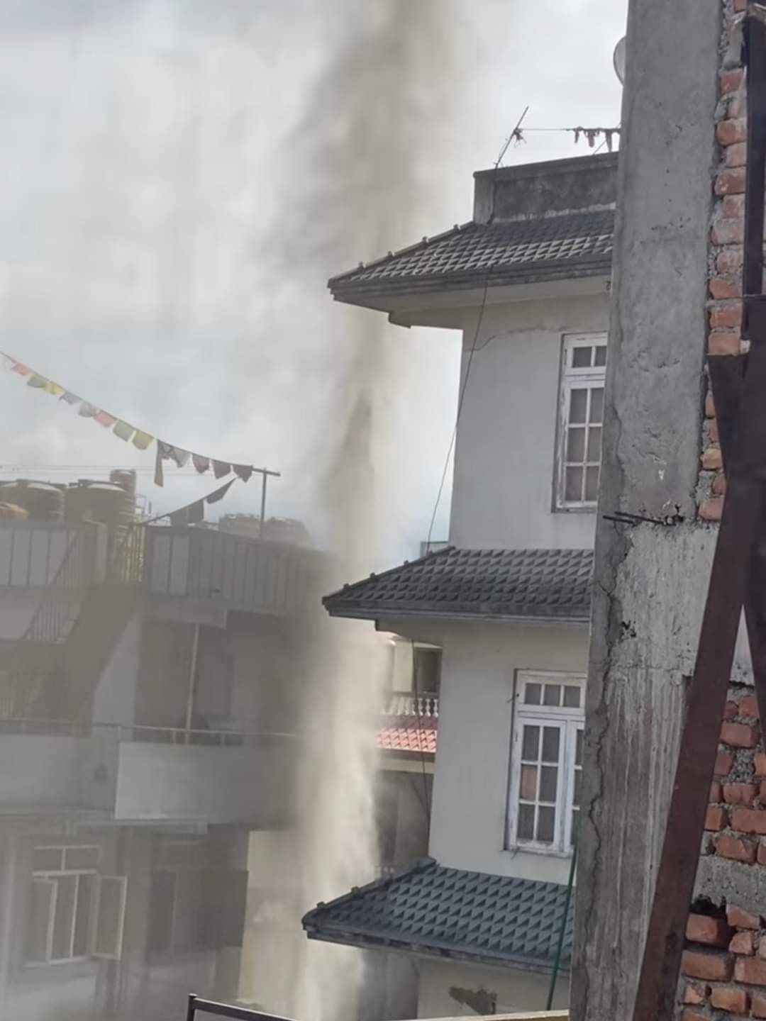 काठमाडौँको जोरपाटीमा ‘बोरिङ खन्ने क्रममा लेदोसहितको ग्यास निस्कियो’, स्थानीय त्रसित