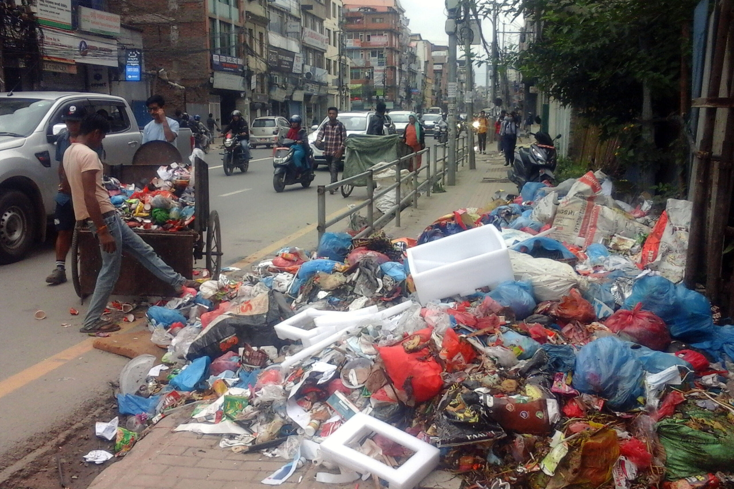 पुतलीसडकको पैदलमार्गमा थुपारियो फोहर