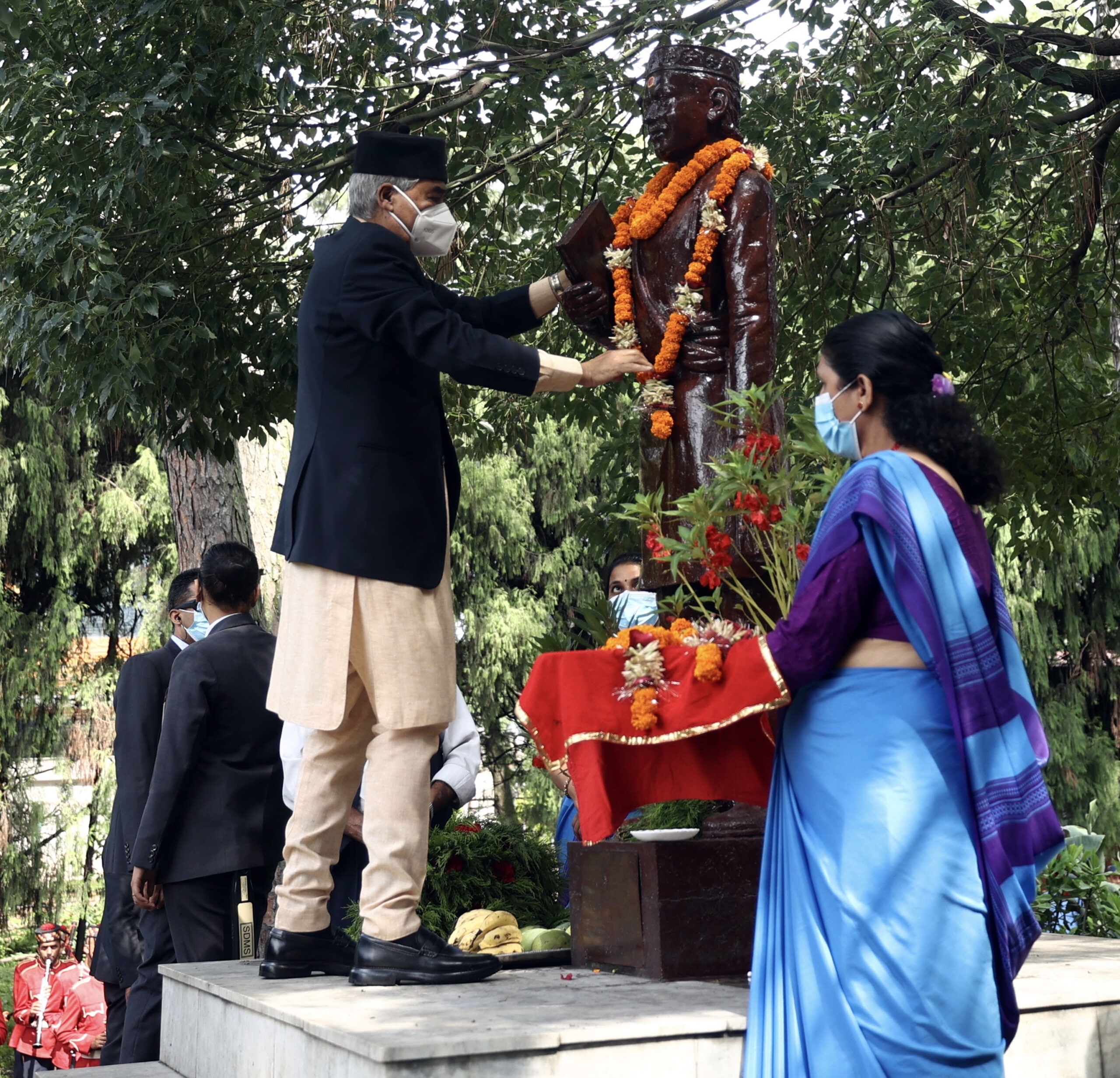 प्रधानमन्त्री देउवाबाट भानुको प्रतिमामा माल्यार्पण