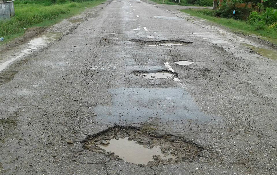 काठमाडौँका भित्री सडकमा खाल्डैखाल्डा