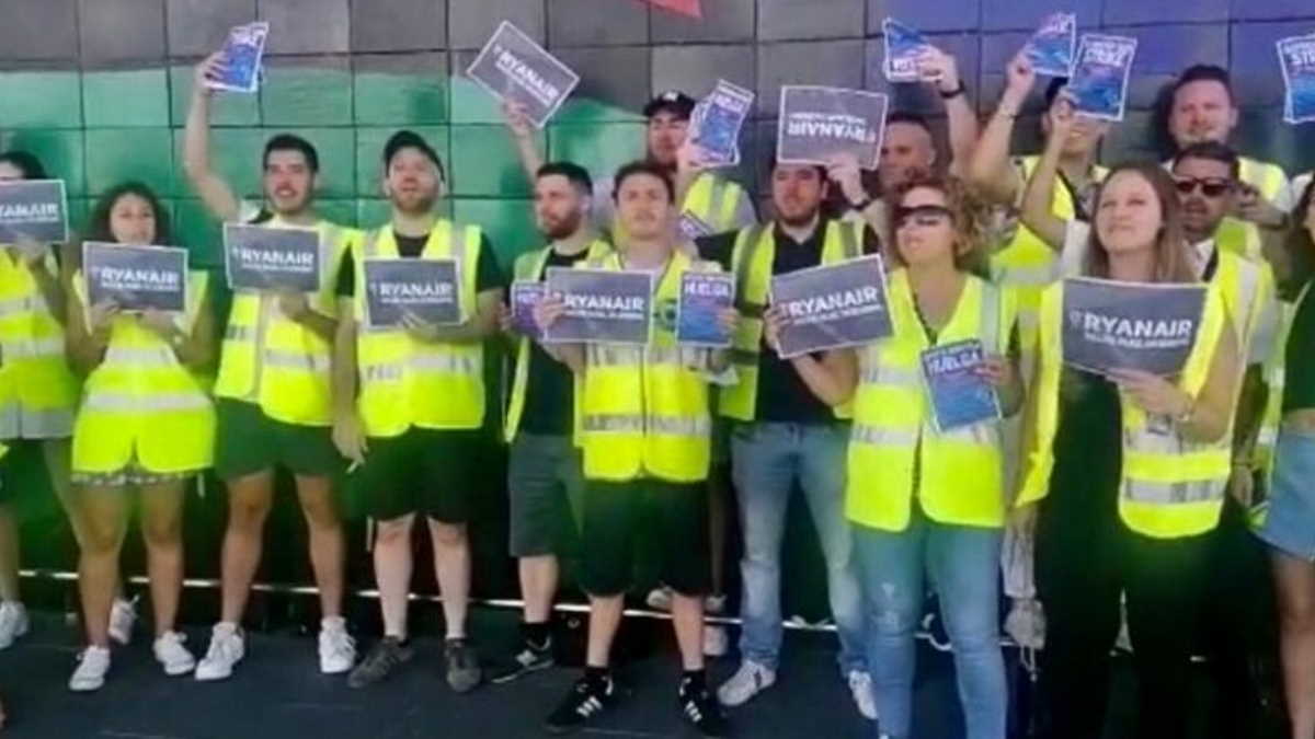 Ryanair’s Spanish cabin workers plan to prolong strikes until January