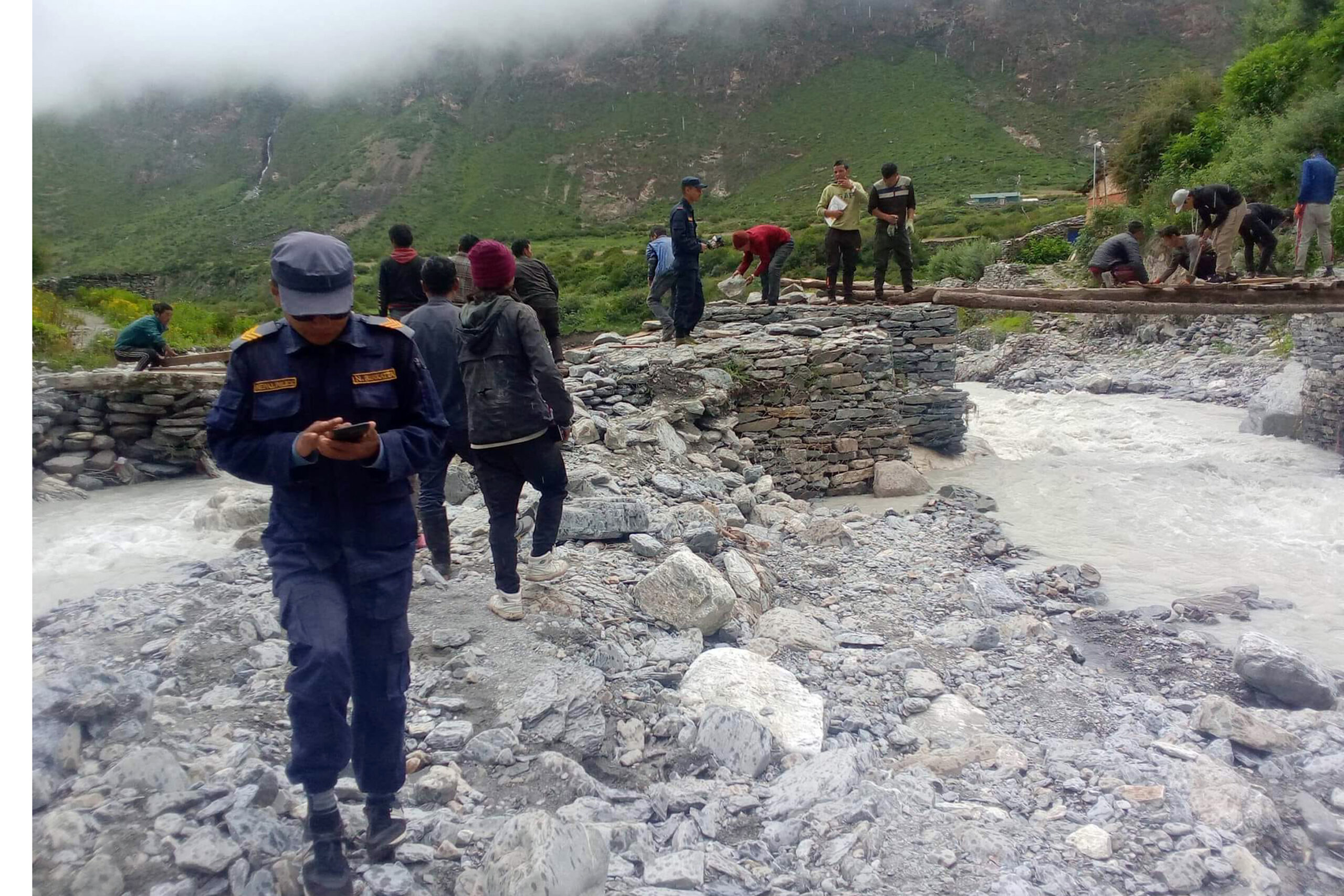 बाढीले क्षति पु-याएको पुल स्थानीयवासीद्वारा मर्मत गरी सञ्चालन