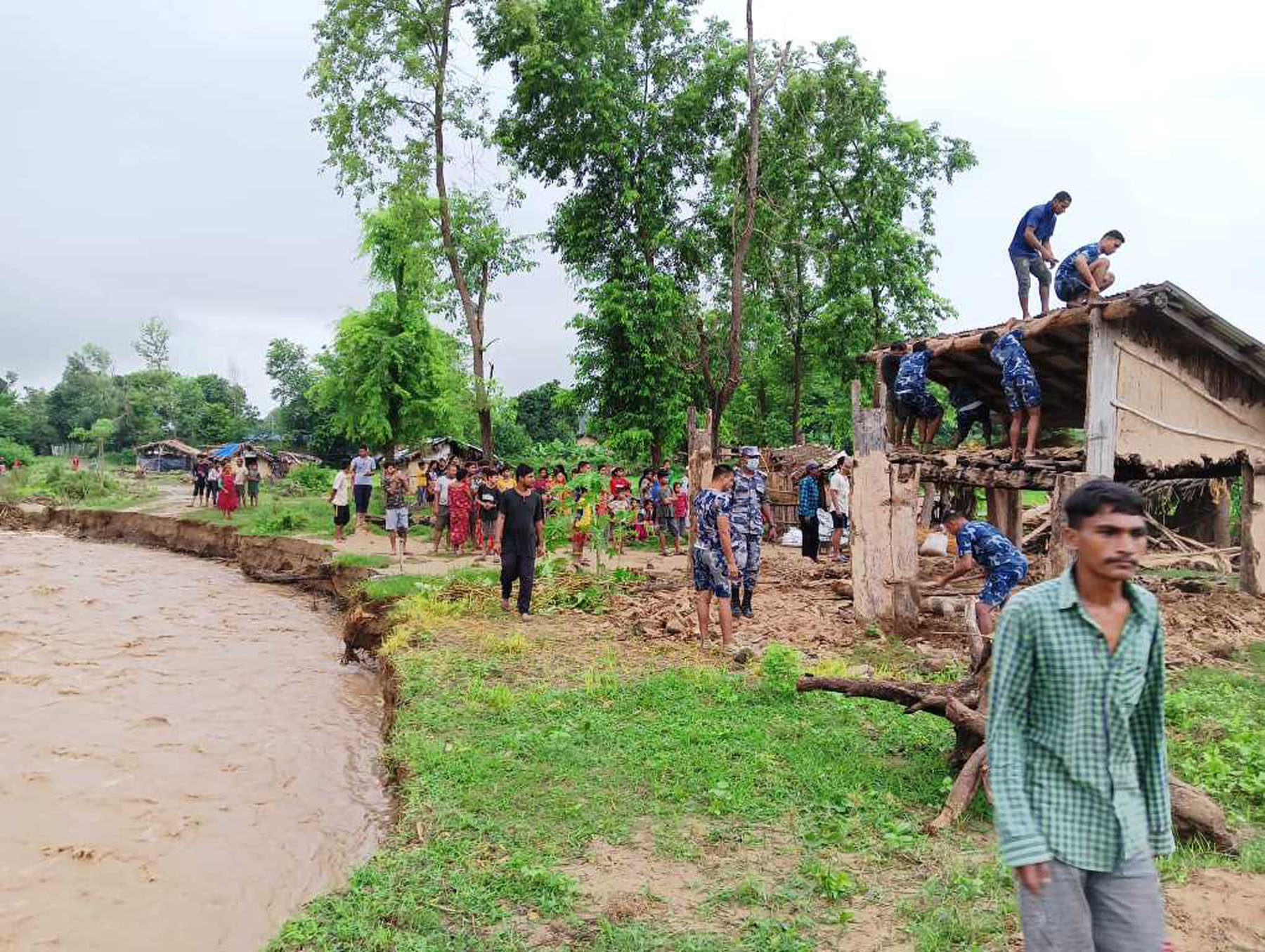 चौधर नदीको बाढीले सार्कीपार्की गाउँ उच्च जोखिममा