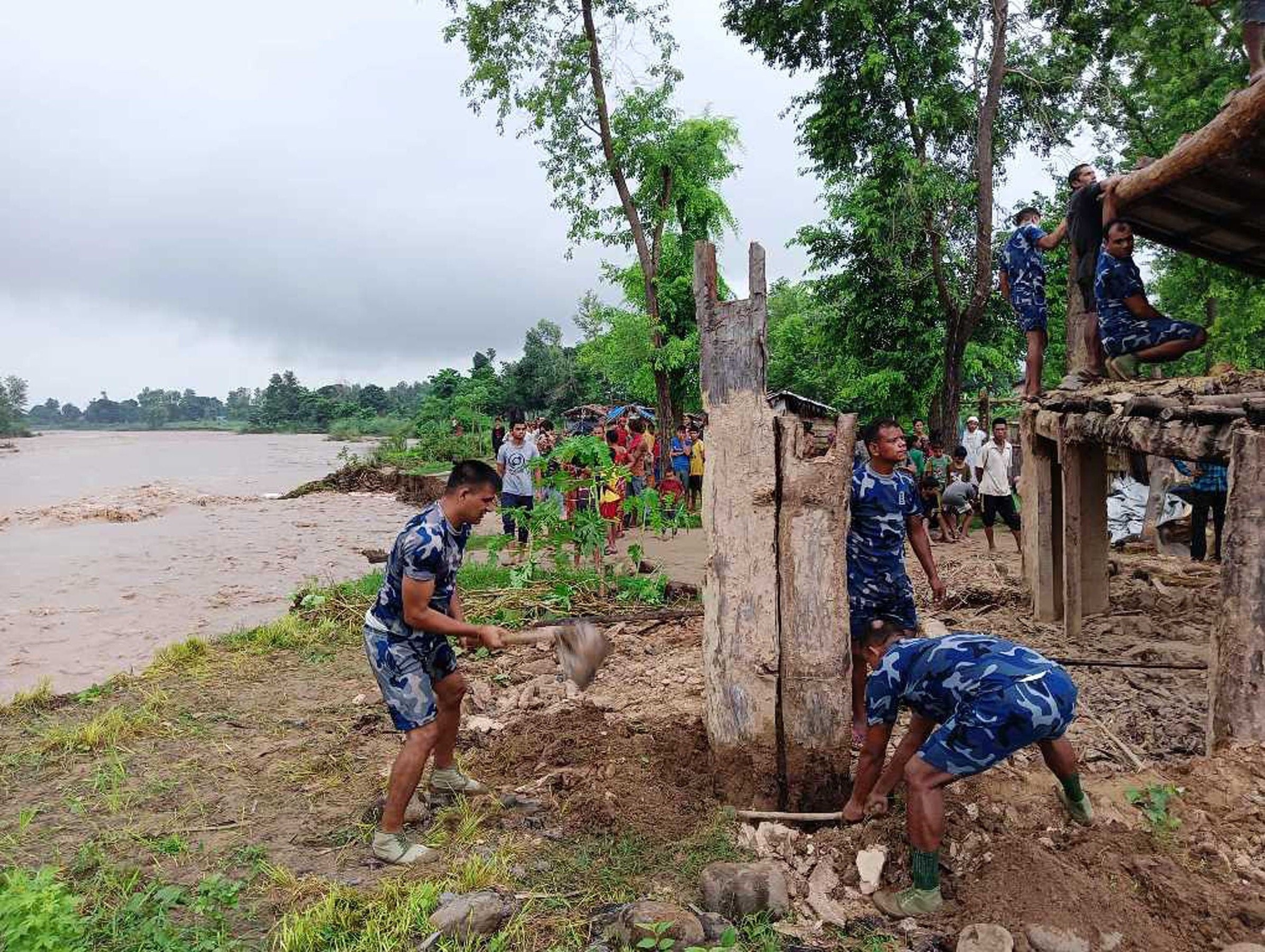 कञ्चनपुरमा चौधर नदीको बाढी बस्तीमा