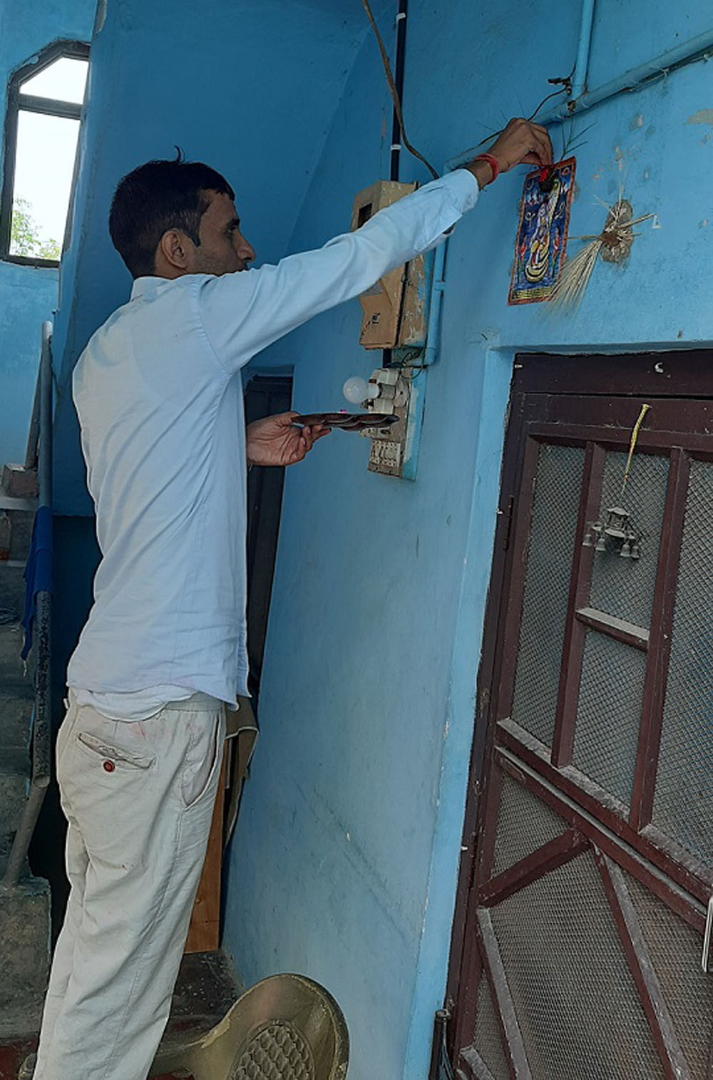 घरका ढोकामा नागको चित्र टाँसेर मनाइयो नागपञ्चमी