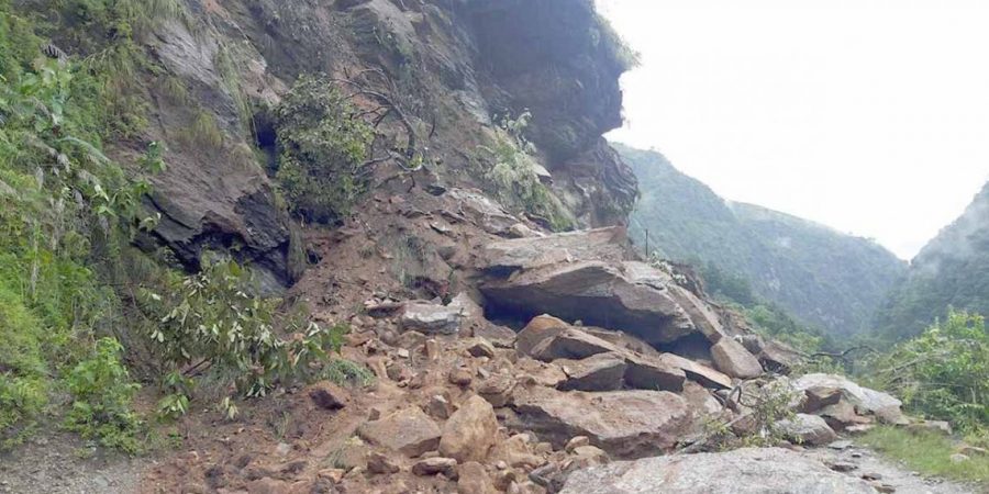 पहिरो खस्दा जयपृथ्वी राजमार्ग अवरुद्ध