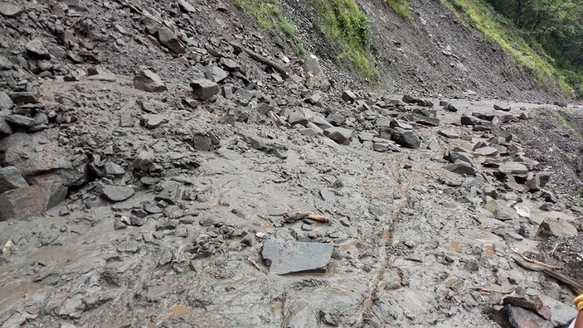 अविरल वर्षाले ग्रामीण सडक अवरुद्ध