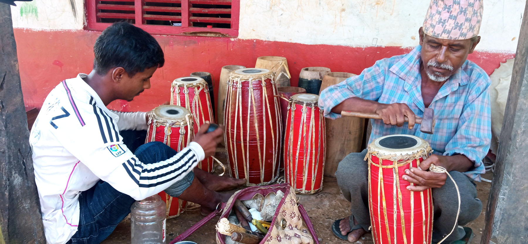 मादल बनाउने पेसा धान्दै ‘रामबहादुर’