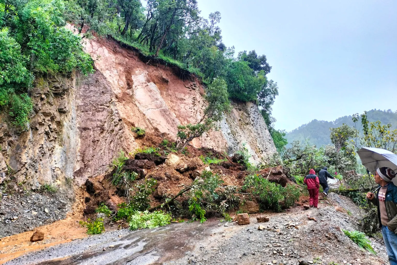 पहिरो खस्दा भीमदत्त राजमार्ग अवरुद्ध