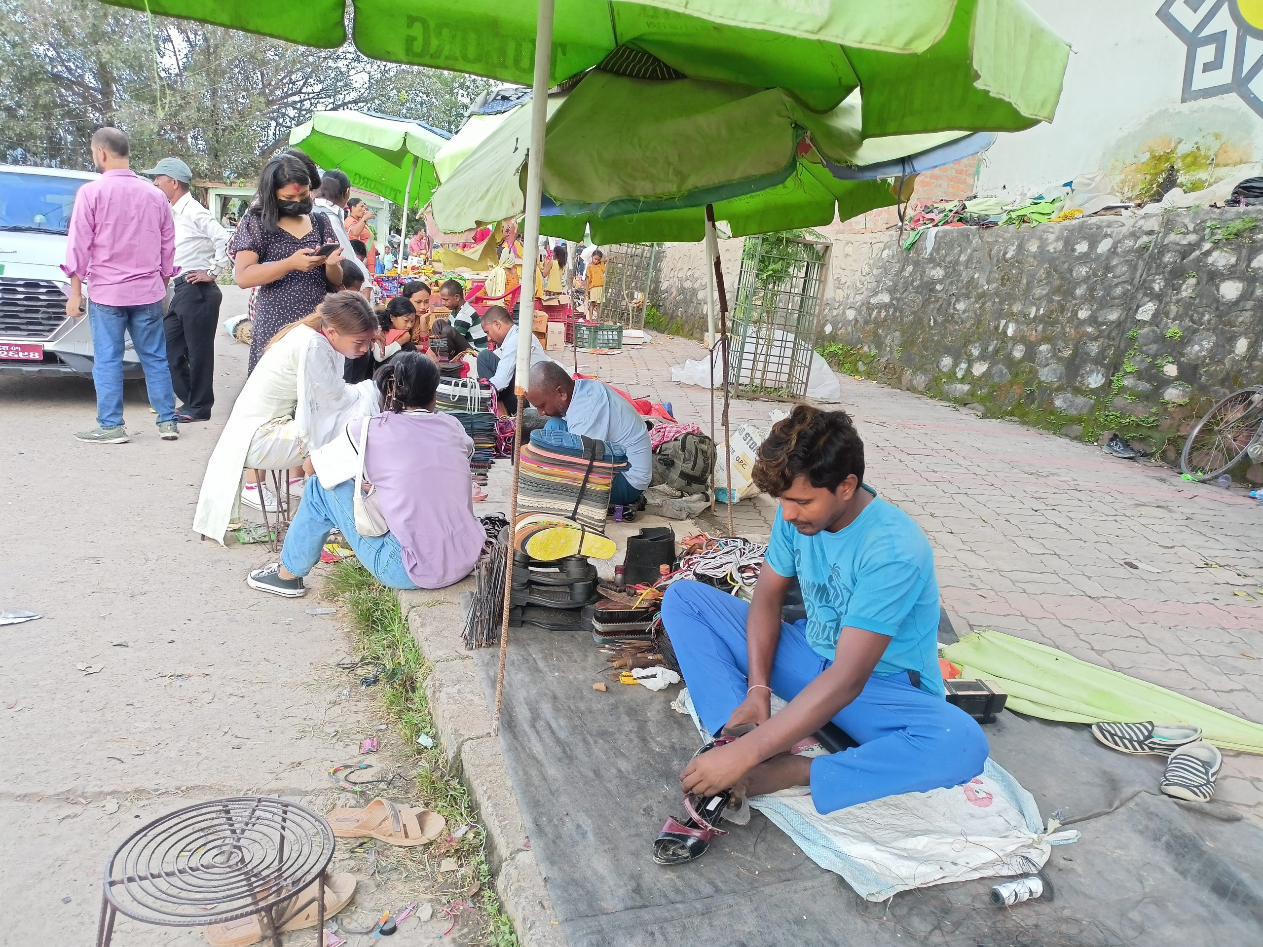जुत्ता सिलाउने रामहरुको यथार्थः भन्छन्, ‘सीपको सम्मान भएन