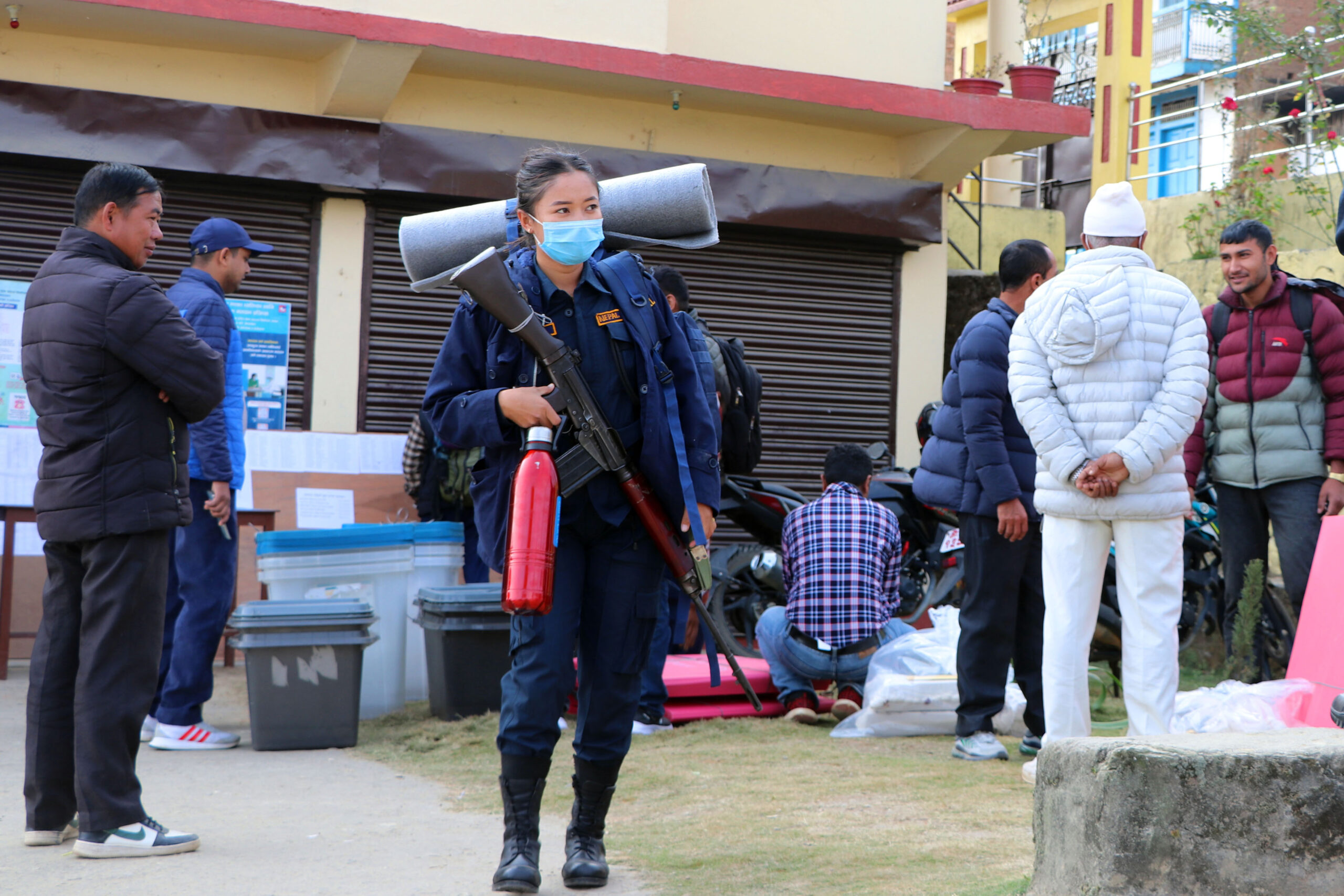 बागलुङका मतदान केन्द्रमा खटिए कर्मचारी र सुरक्षाकर्मी