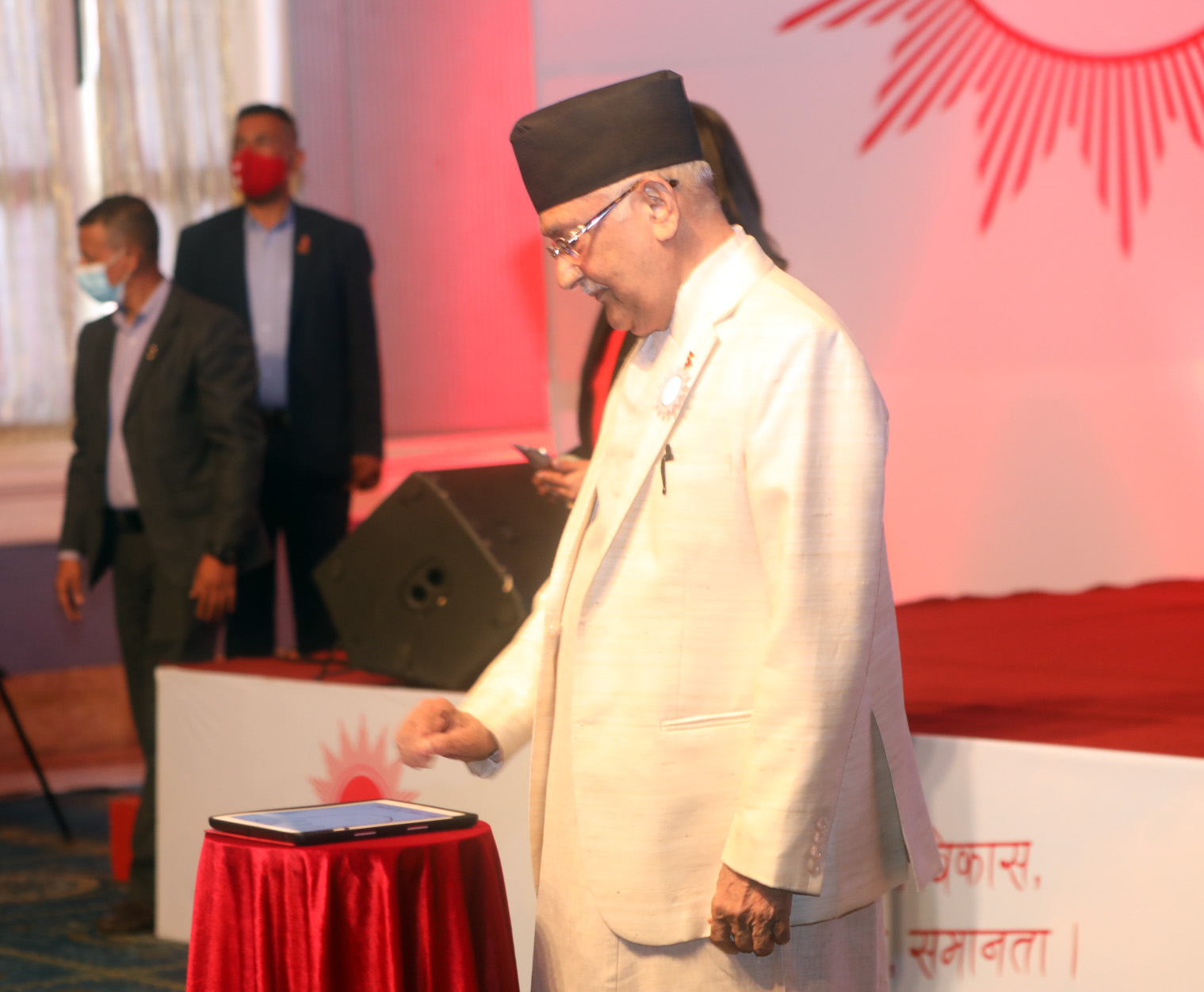 डिजिटल अनावरण गर्दै एमालेको घोषणापत्र सार्वजनिक