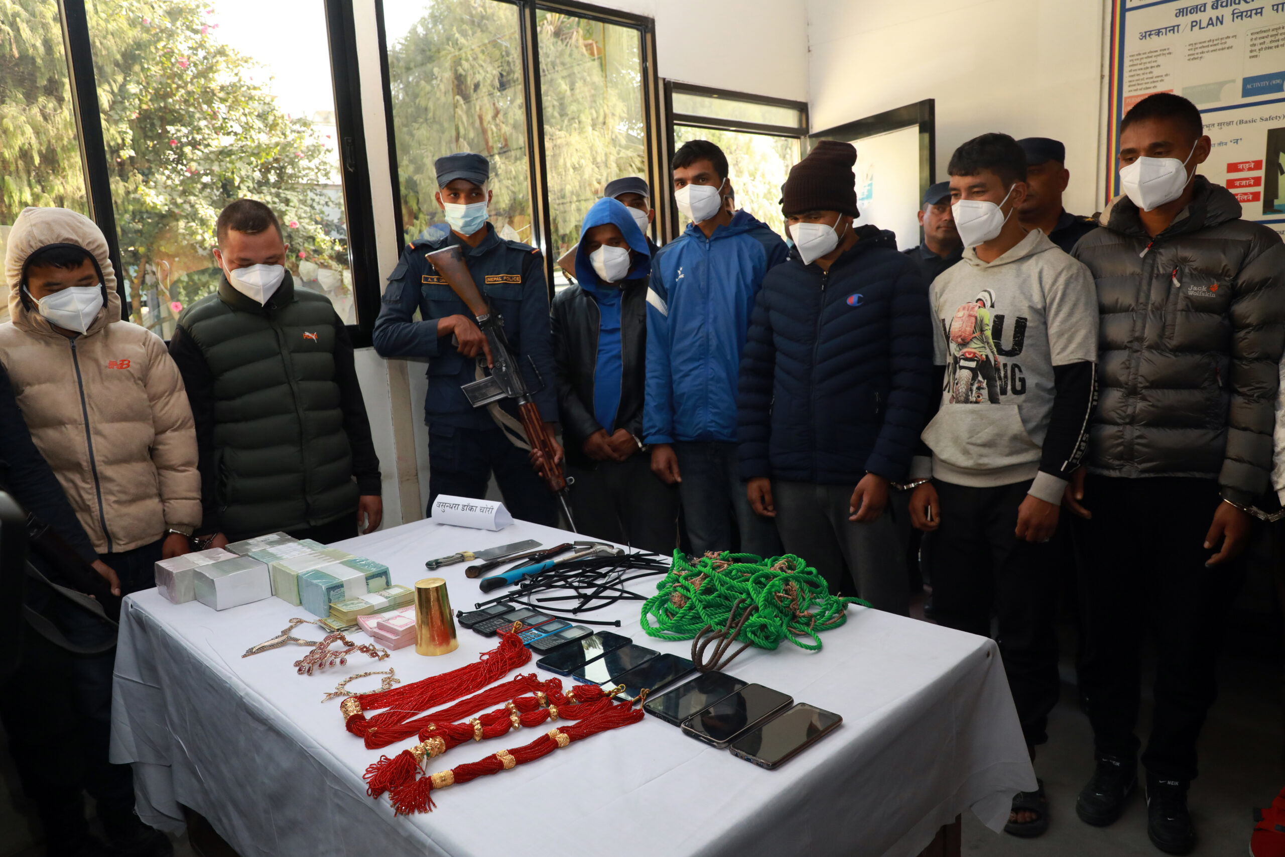 सुन र नगद लुटपाट गर्ने गिरोह पक्राउ