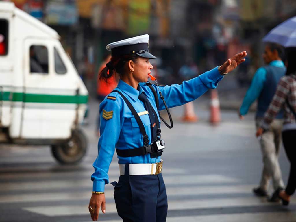 निगरानी बढाउँदै ट्राफिक प्रहरी