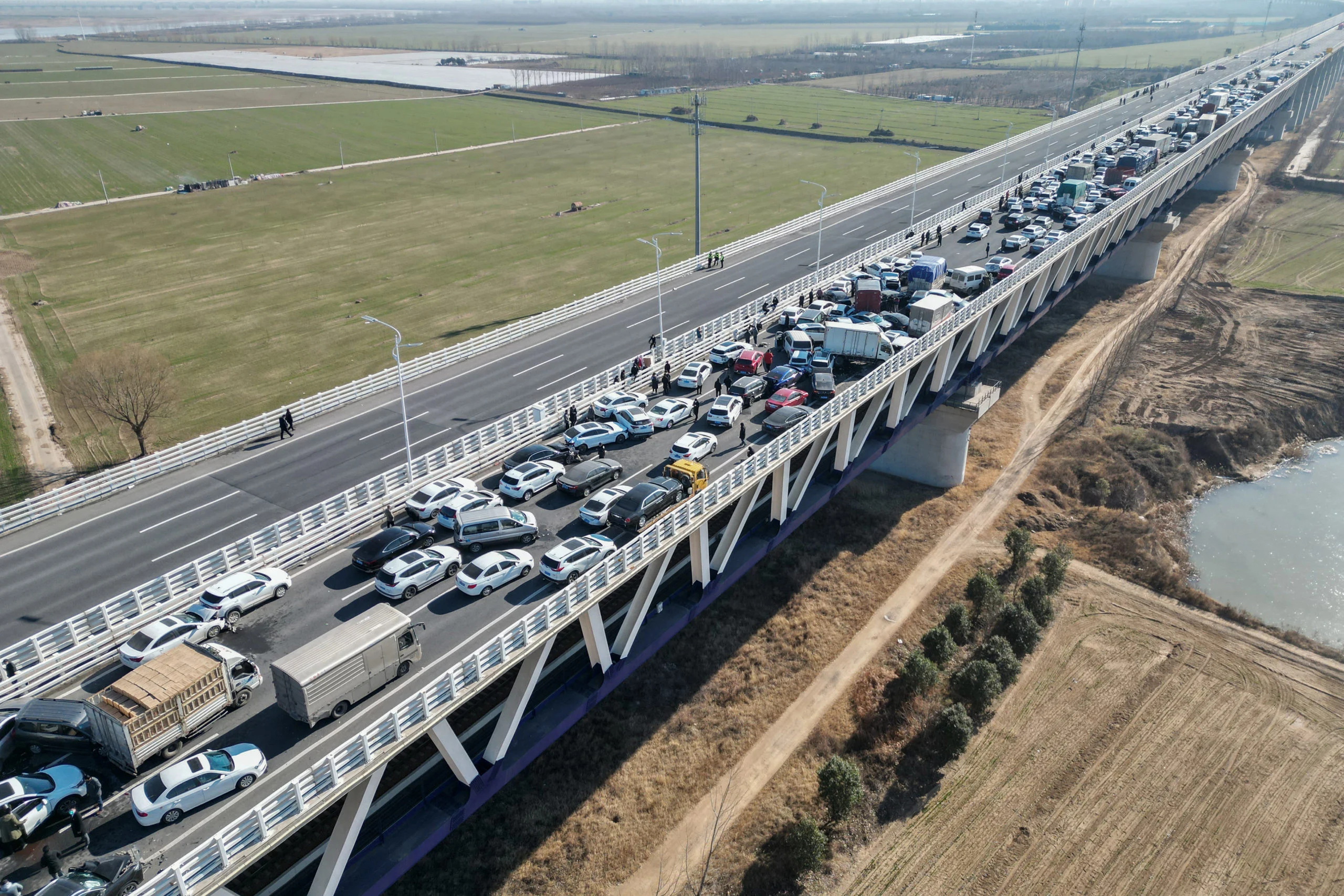 One dead in China highway pile-up involving hundreds of cars