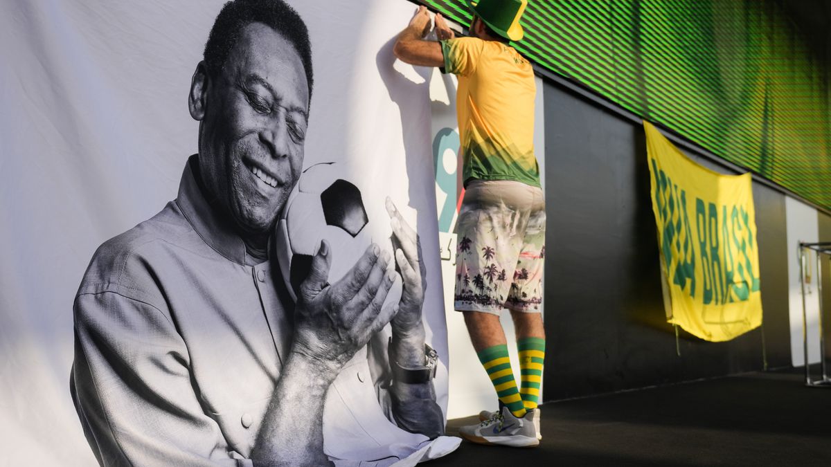 Pelé’s family gathers at hospital in Sao Paulo
