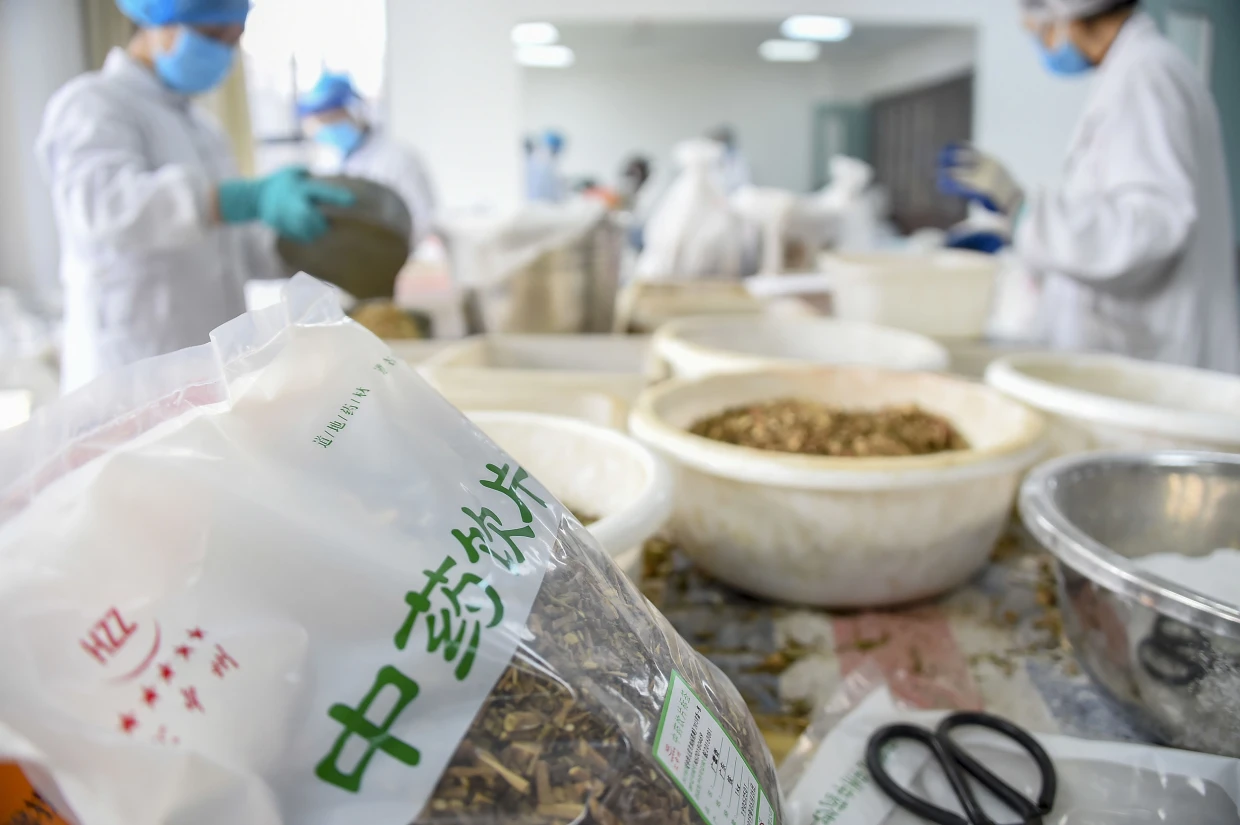 Chinese turn to traditional remedies to fight Covid