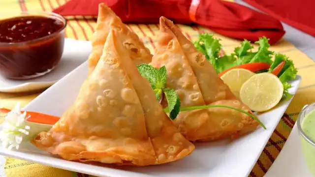 समोसा बेचेर जीवन चलाउँदै शिवलाल
