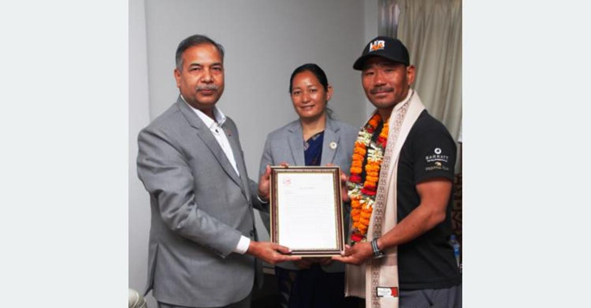 उपराष्ट्रपतिद्वारा पर्वतारोही बुढामगरलाई सम्मान