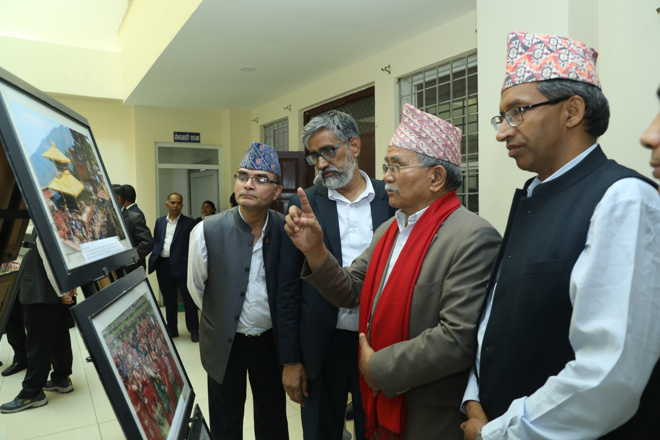ललितपुरका महानगरप्रमुखद्वारा रासस तस्बिर प्रदर्शनी अवलोकन