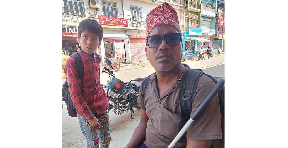अगरबत्ती बेचेर जीविकोपार्जन गर्दै दृष्टिविहीन दम्पती