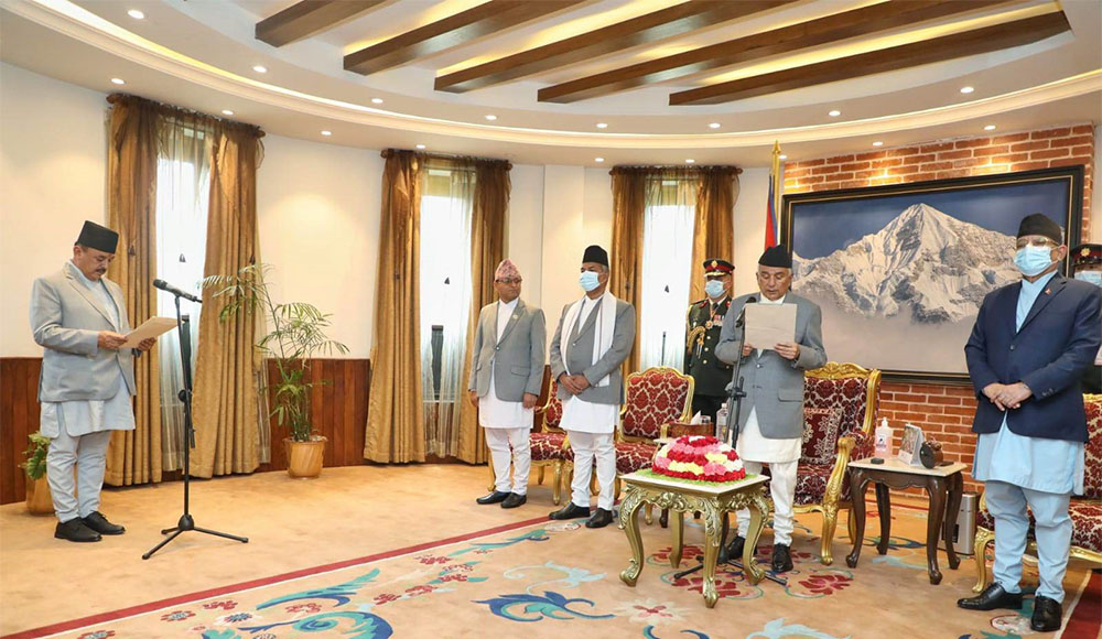 नवनियुक्त मन्त्री आचार्यद्वारा शपथ