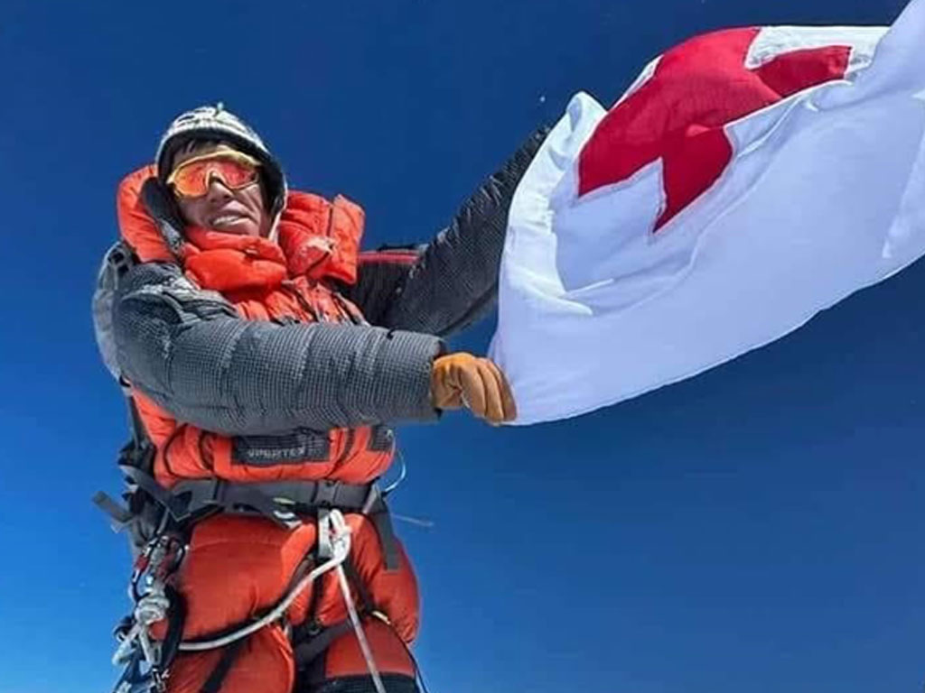 सगरमाथा आरोही शेर्पालाई आइएफआरसीका महासचिव चपागाईँद्वारा बधाई