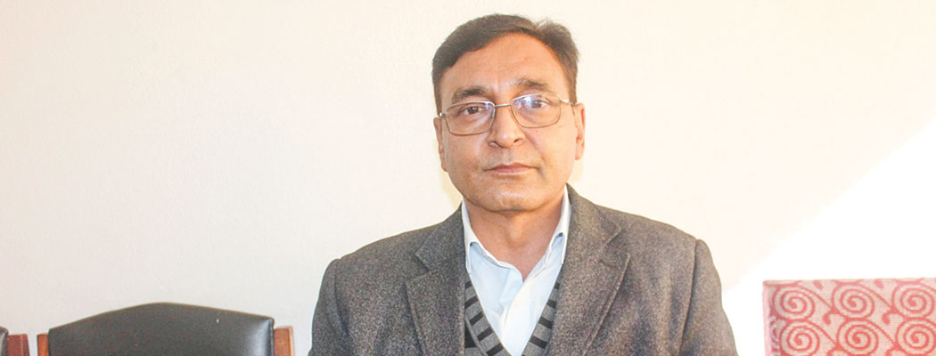 पूर्वउपप्रधानमन्त्री टोपबहादुर रायमाझीलाई अदालतमा उपस्थित गराइँदै