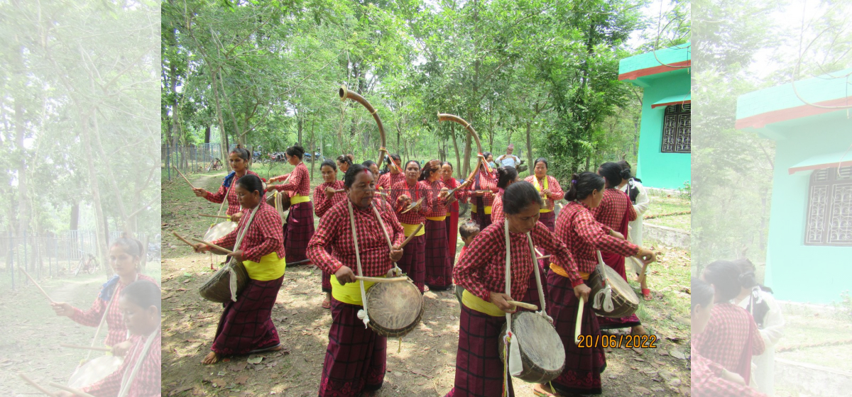 परम्परा जोगाउन पञ्चेबाजा बजाउँदै महिला