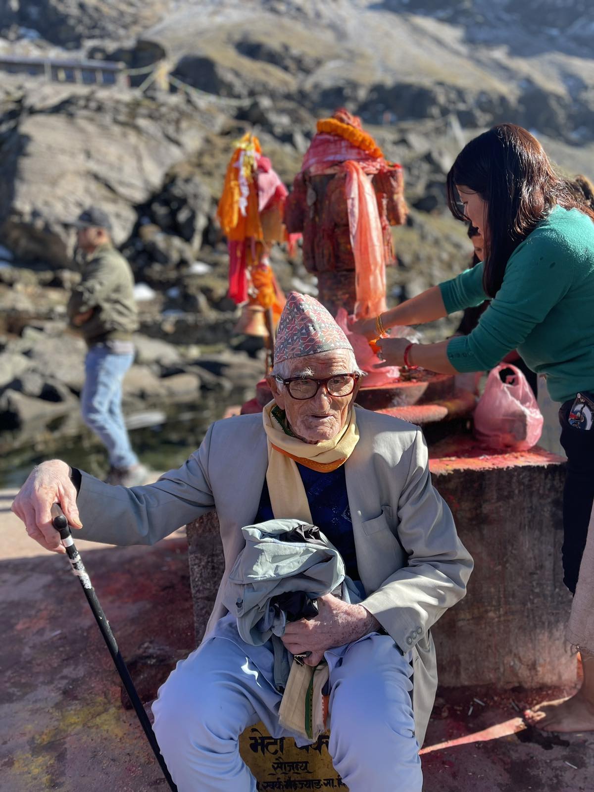 त्रियानब्बे वर्षे वृद्ध स्नान गर्न गोसाइँकुण्डमा