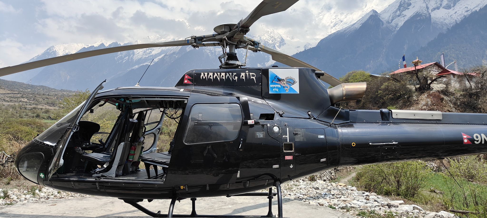 मनाङ एयरको हेलिकोप्टर सोलुखुम्बुको लाम्जुरापासमा दुर्घटनाग्रस्त